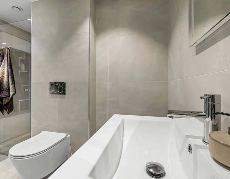 rénovation WC, carrelage grand format, salle d’eau design, robinetterie haut de gamme, Zynel Rénovat
