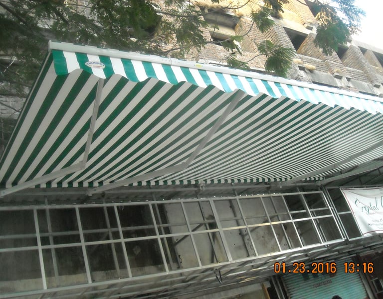 Retractable awning