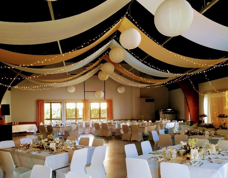 Salle avec tentures et boules