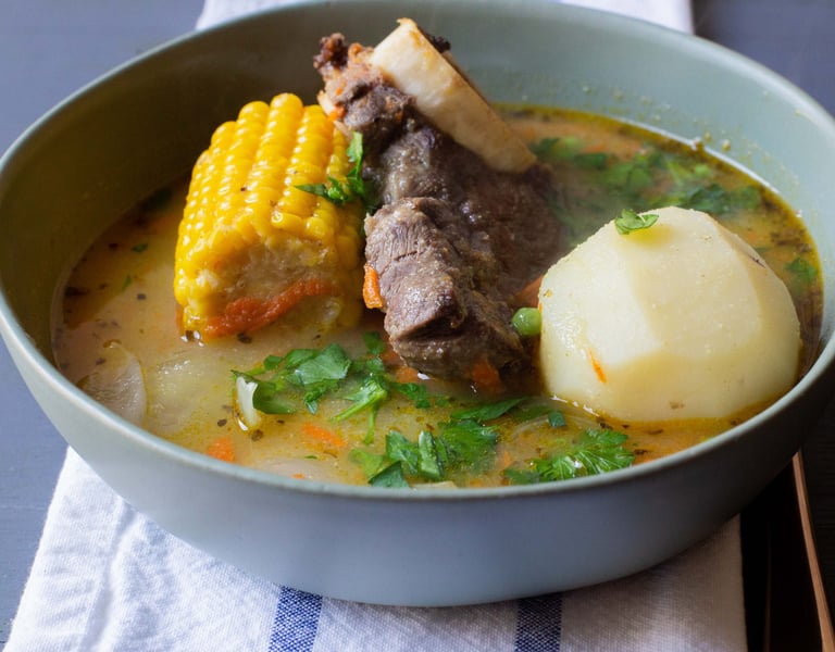 Sancocho de res colombiano