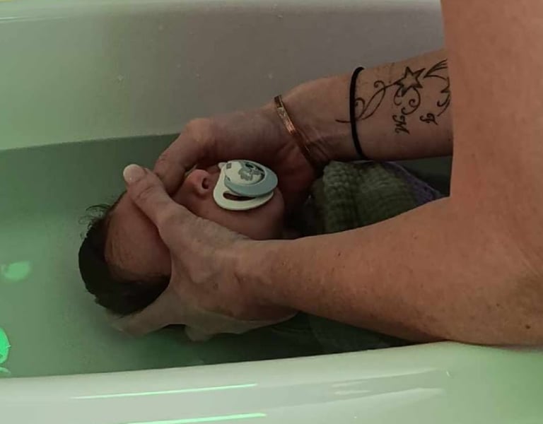 bain enveloppé avec un bébé calme