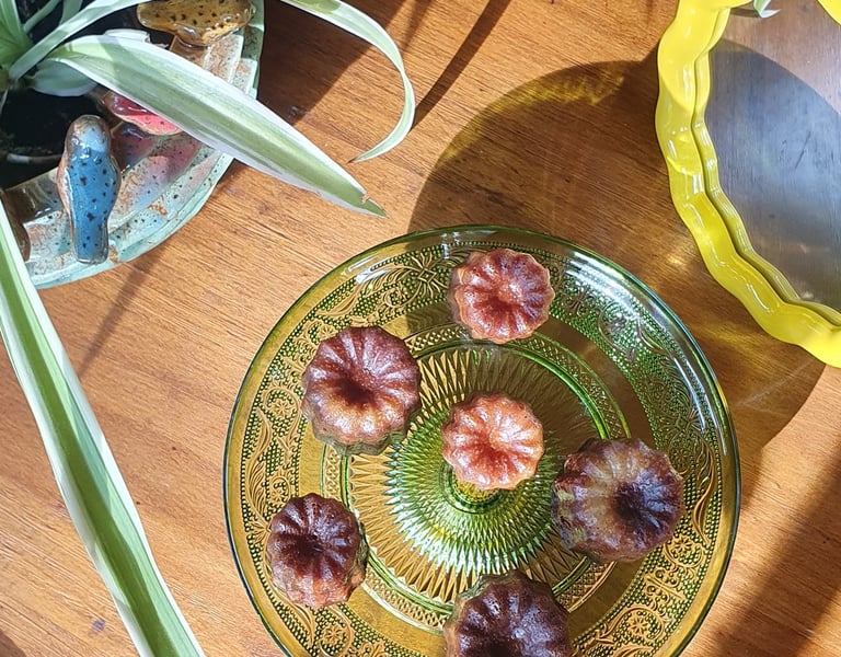 Des cannelés posés sur un plateau en verre