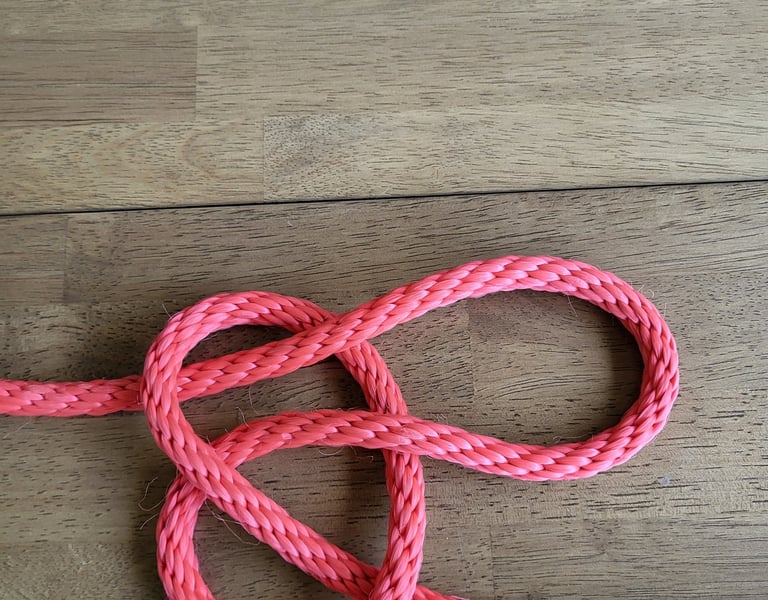 An uncinched slip knot, showing the "slipped" overhand knot structure