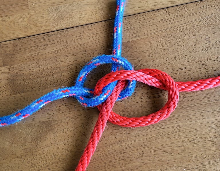 Untightened Zeppelin Bend, showing double interlaced overhand knot structure