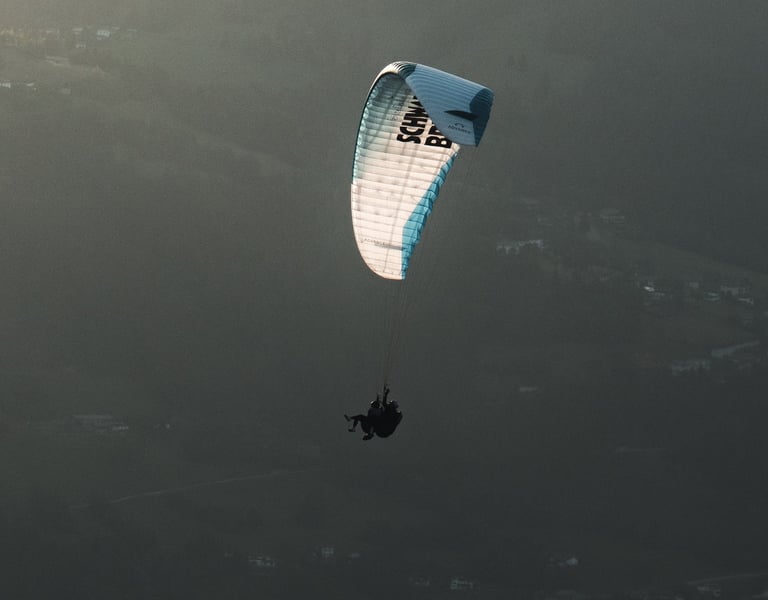 Paragleiter fliegt von rechts nach links