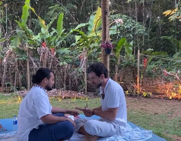 Momento do pai rapé trabalhar a presença e centramento.