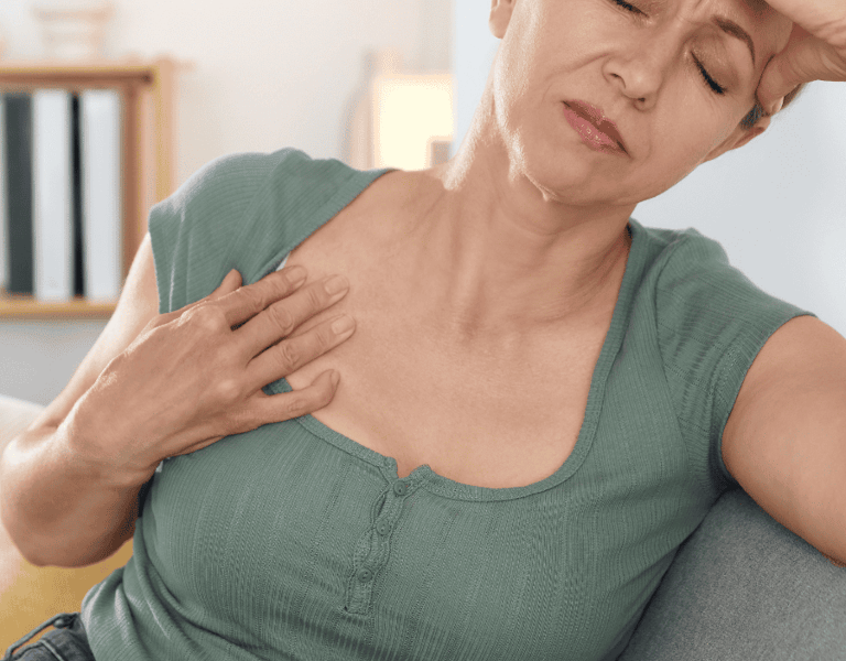 Mujer madura con bienestar por el alivio de síntomas de menopausia con fitoestrógenos de aguaje o moriche