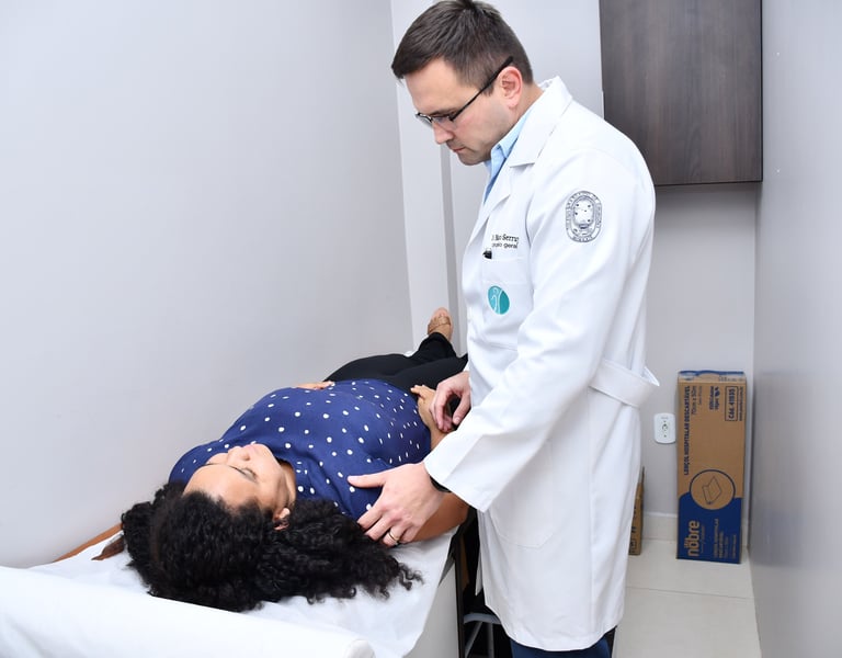 Avaliando paciente obesa na maca do consultório