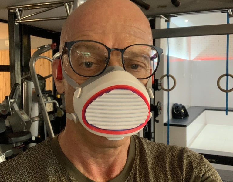 Flo mask with rain-cover