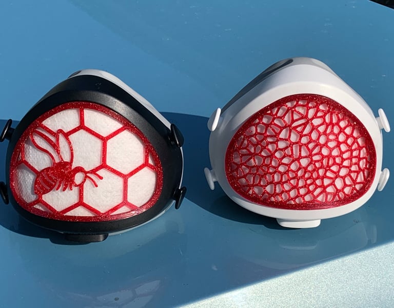 flo-48: Flomask with bee on hexagon decoration