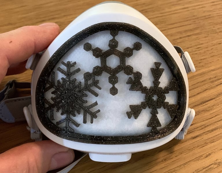 flo-68: Flomask with snowflakes decoration