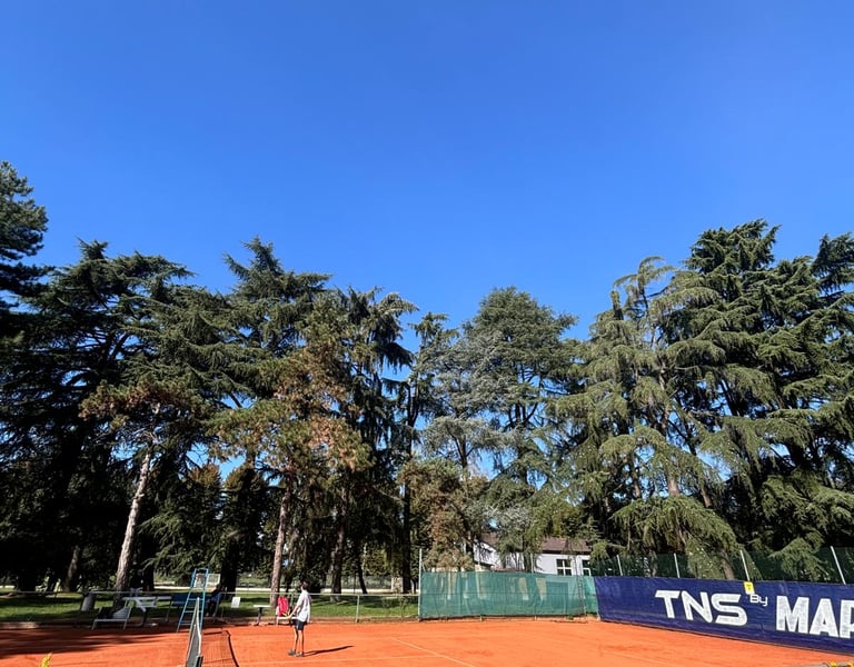 Uomo giocando a tennis, Campo da tennis in terra rossa presso il Centro Tennis Aeronautica, Milano.