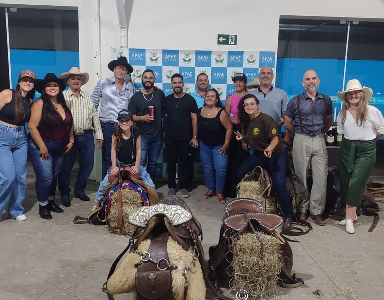 Parte da comissão organizadora da 6ª Festa do Cavalo da APAE de 2024