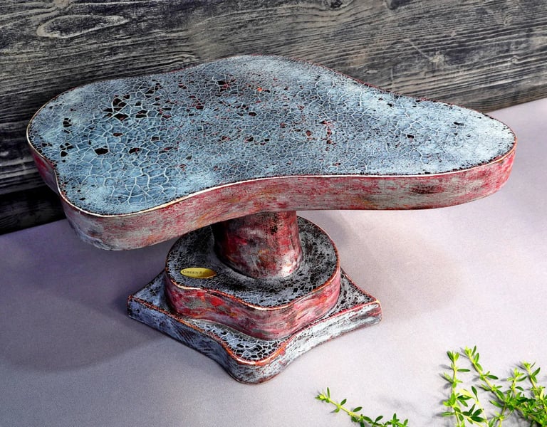 Kunstvoll lackierte Etagere aus einem Holzstamm mit geschwungener Stellfläche