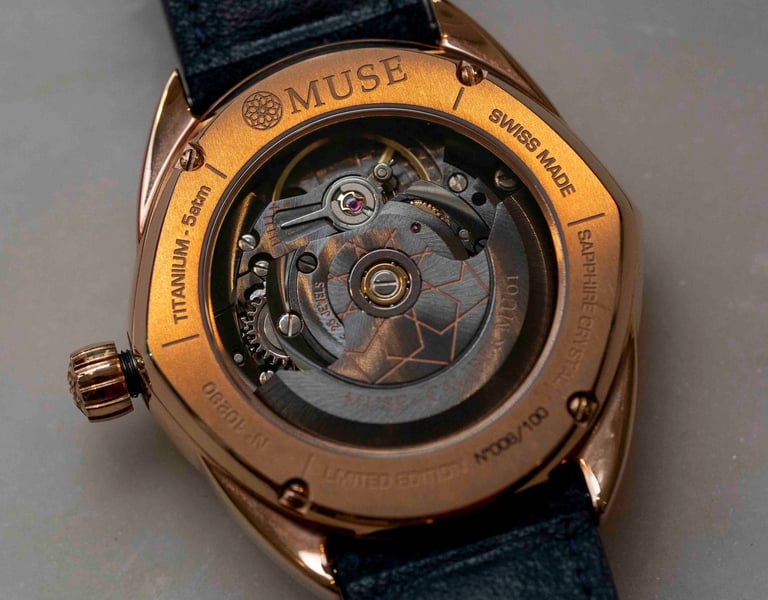 Dos de la montre, dotés du mouvement ETA 2776