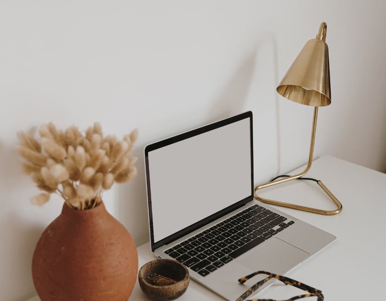 Laptop na radnom stolu.