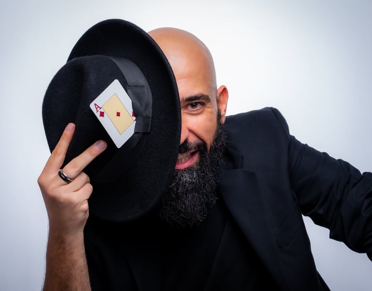 Foto de estudio chico con sombrero negro y carta de pocker