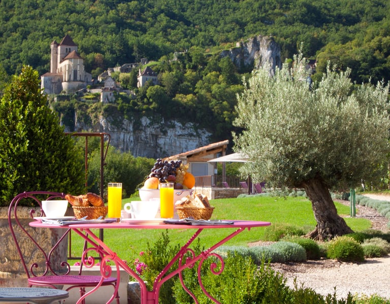 L'hôtel et spa Le Saint Cirq face à Saint-Cirq-Lapopie Lapopie