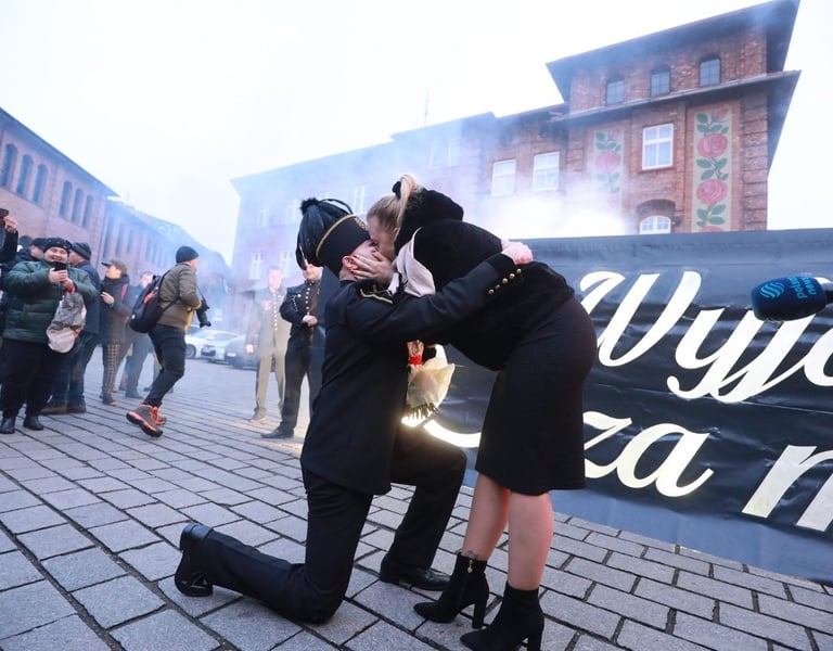 kreatywny pomysł na oświadczyny pirotechnika napis wyjdziesz za mnie pirobaner zaręczyny