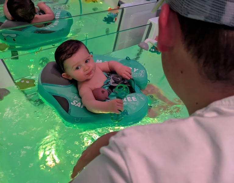 bébé relaxé sur un bouée dans un bain d'hydrothérapie