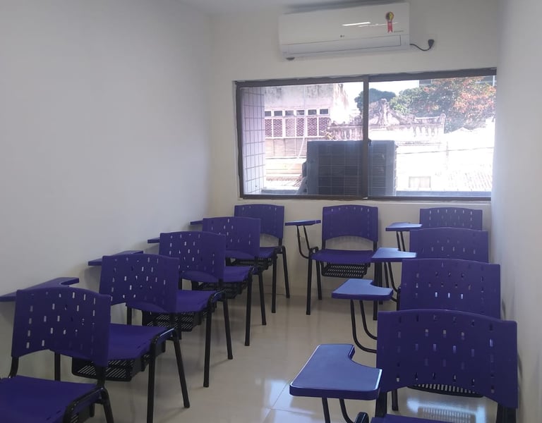 Sala de aula climatizada com 10 carteiras, datashow, notebook, quadro branco para cursos.