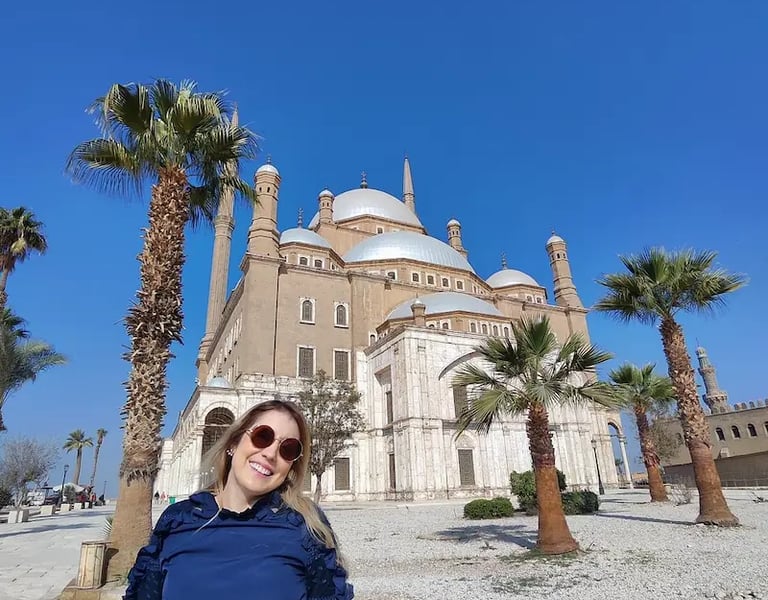 Momento especial de um viajante na imponente Mesquita de Alabastro: experiência inesquecível com o Guia de Egito 2026 .
