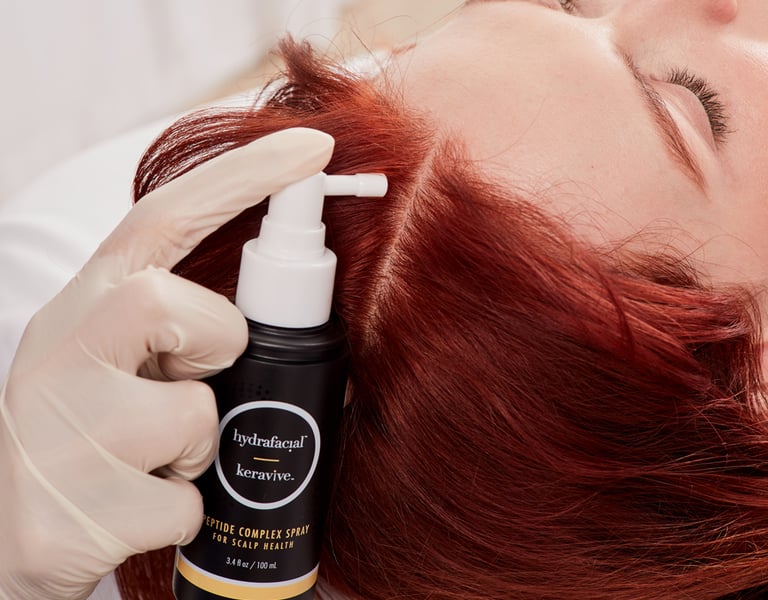 Aplicación del spray Hydrafacial Keravive para fortalecer y realzar la salud capilar