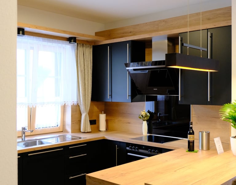 Küchenbereich im Chalet mit Hochtisch