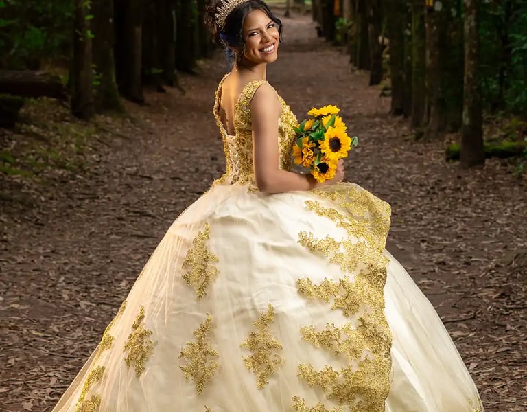 Retrato editorial de quinceañera en bosque de Quito con vestido dorado. Iluminación cinematográfica premium