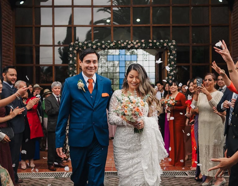 Recién casados salen caminando en su boda en Tumbaco Quito