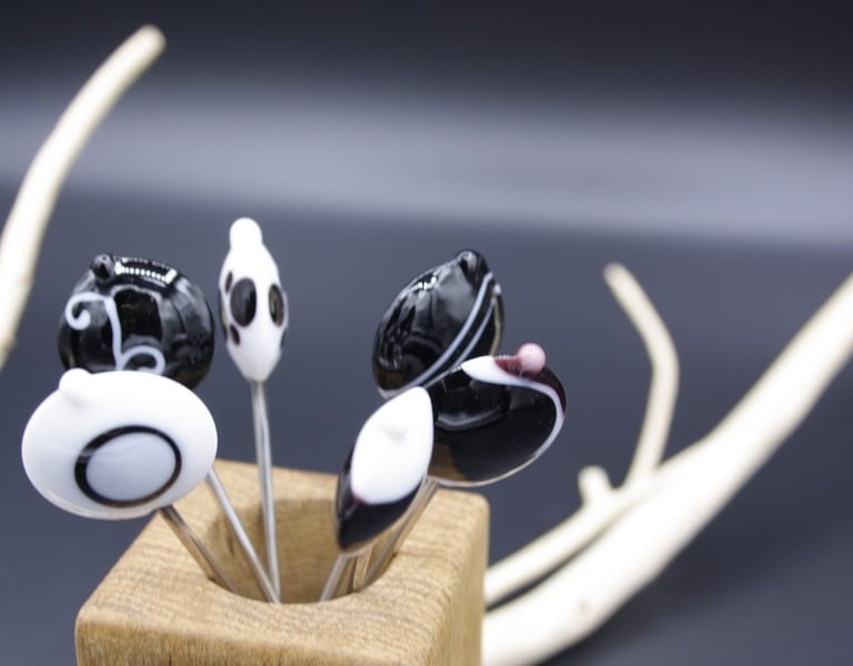 Pique à apéro noir et blanc en verre de Murano