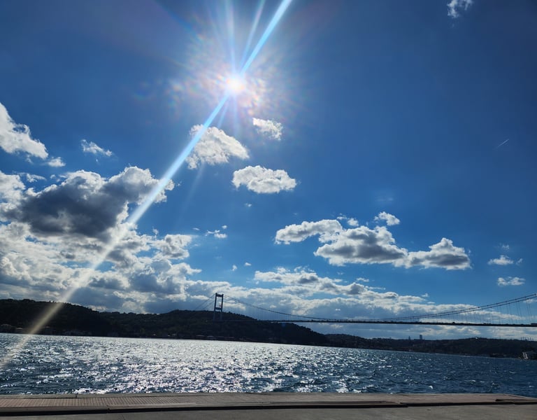 emirgan sahilinden boğaziçi ve köprü görseli