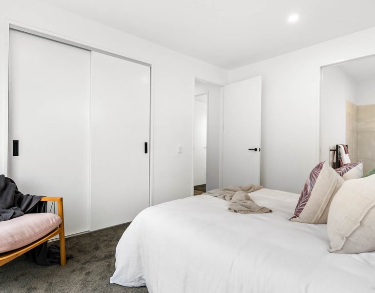 Master bedroom and ensuite - Auckland new build Highend Homes