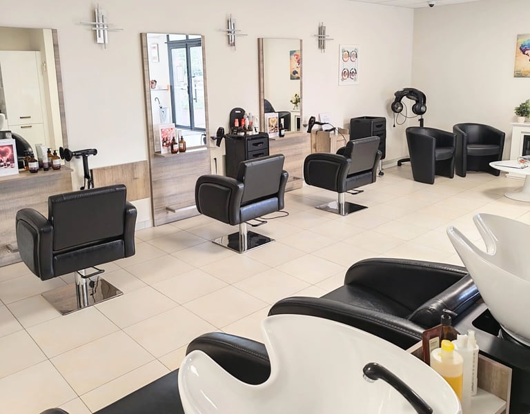 Intérieur moderne du salon de coiffure l'Arabesque à Guilherand-Granges, bacs et postes de coupe.
