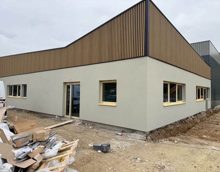 Pose de bardage sur les locaux d'une entreprise avec ravalement de façade à Troyes dans l'Aube 10