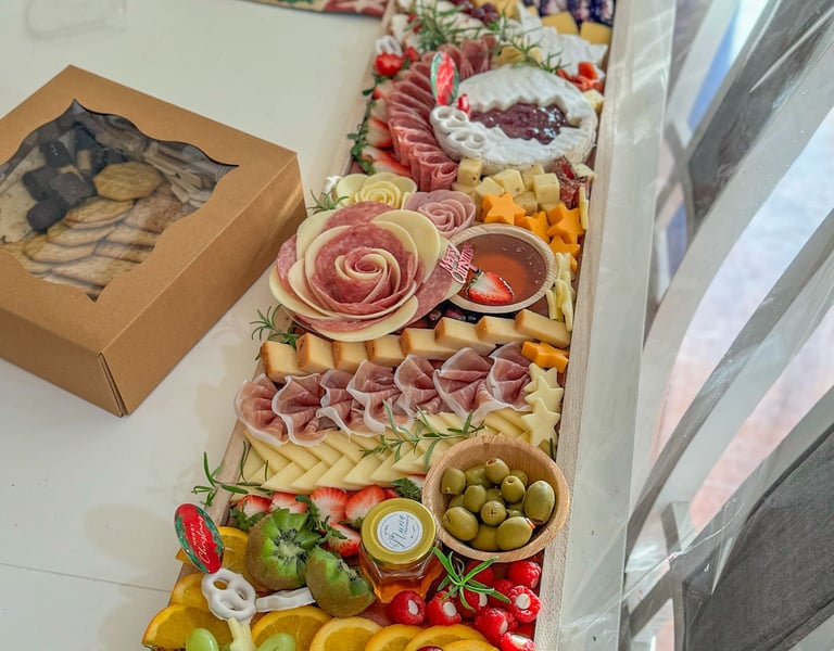 Tabla de charcutería navideña festiva con rosas de salami, quesos gourmet, aceitunas y fruta fresca 