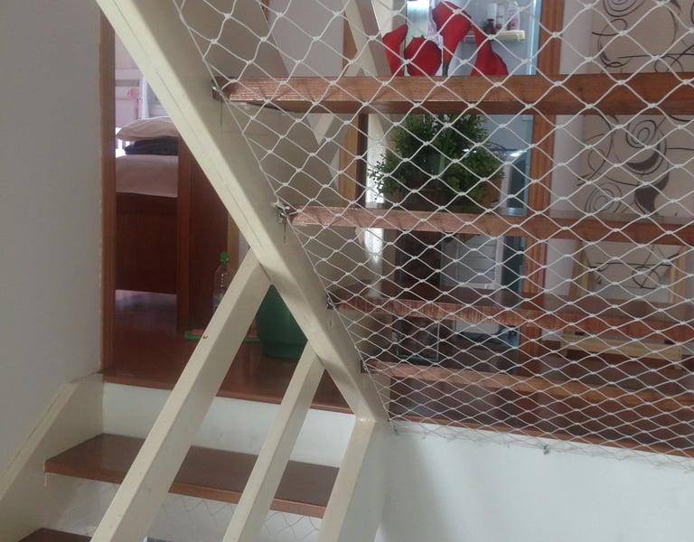 Rede de proteção instalada em mezanino residencial de alto padrão em São Paulo