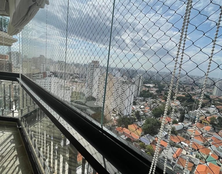 Instalação de rede de proteção em sacada de apartamento em São Paulo