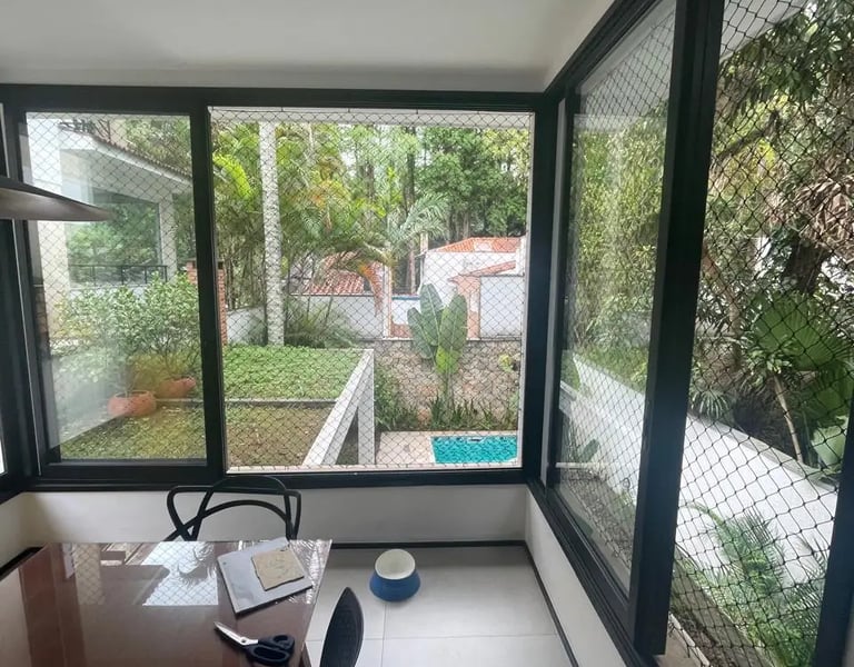 Instalação de rede de proteção em janela de apartamento em São Paulo