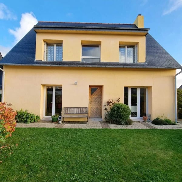 Traitement fongicide anti-mousse et nettoyage des algues rouges sur un pignon exposé à Saint-Pol-de-Léon