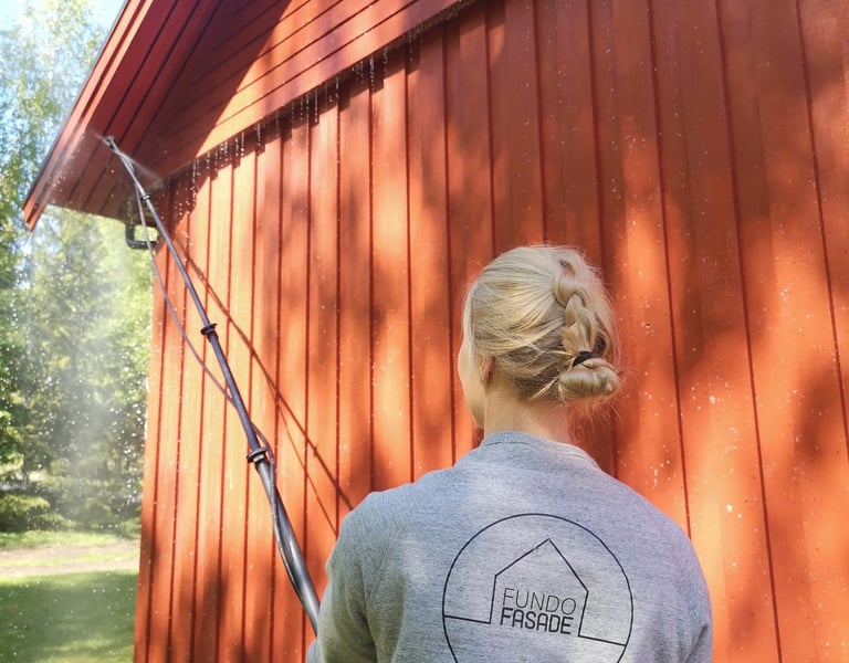 Fasadevask med teleskop på Hitra