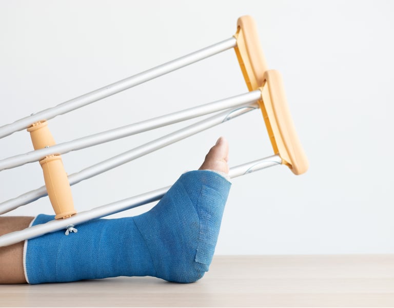 sessione di riabilitazione traumatologica con esercizi assistiti per il recupero con tutore
