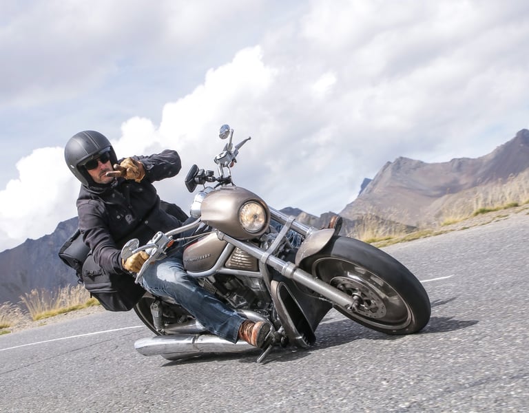 Road Captain Hanspeter Weidmann "HP" mit seiner Harley V-ROD in der Kurve auf einem Alpenpass