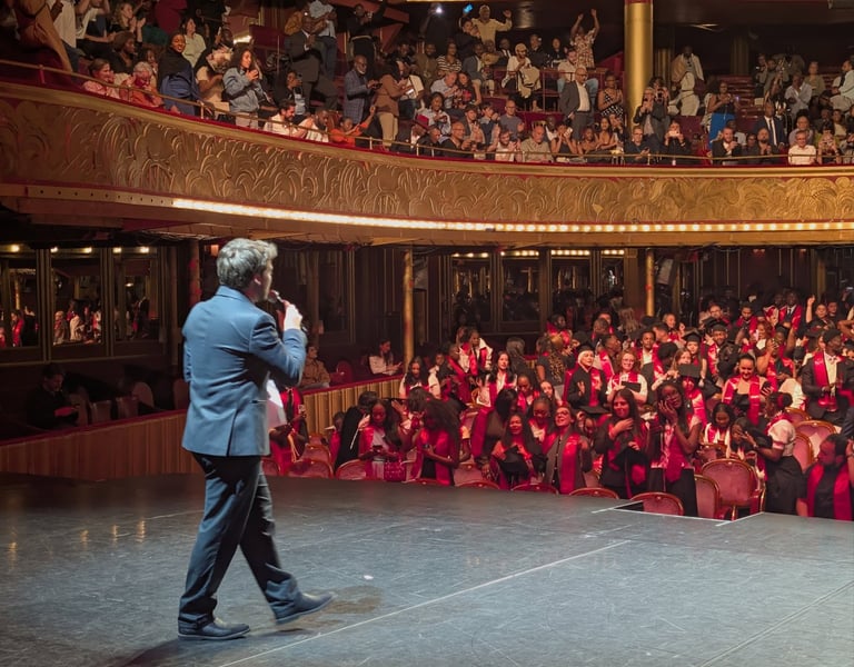 speaker Aurélien Cailloce animateur professionnel devant public avant-première cinéma