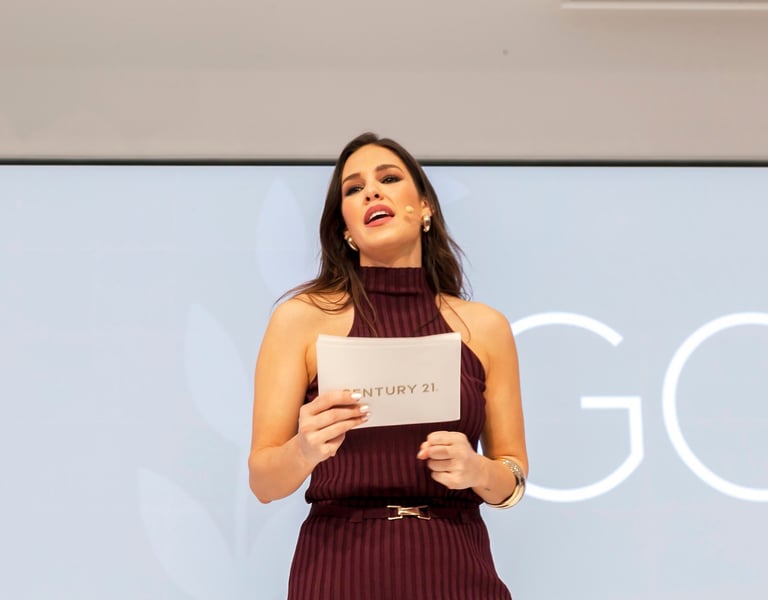 María Lázaro, comunicadora y presentadora en un evento