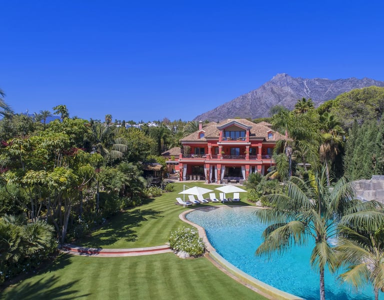 Beachfront estate overlooking the Mediterranean on Marbella's Golden Mile