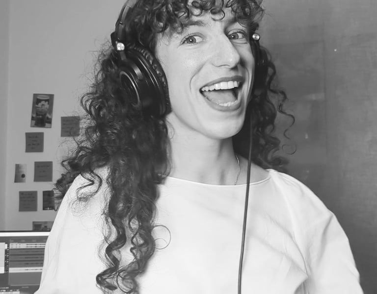 photo en noir et  blanc de aude fy en train de chanter avec casque sur les oreilles