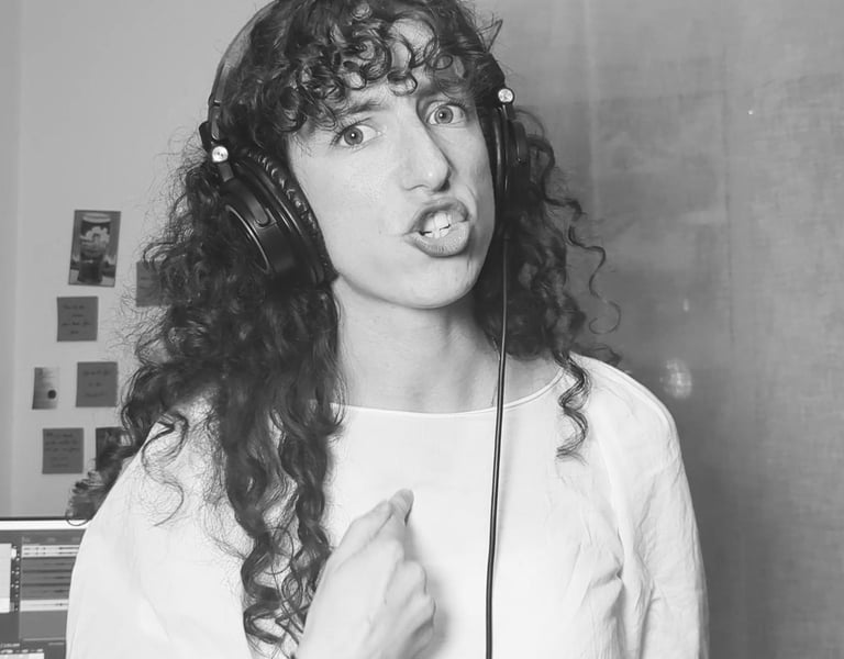 photo en noir et  blanc de aude fy en train de chanter avec casque sur les oreilles