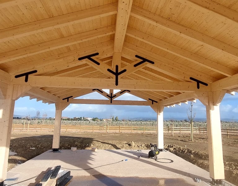 Medinė pavėsinė su atvira stogo konstrukcija statybos metu