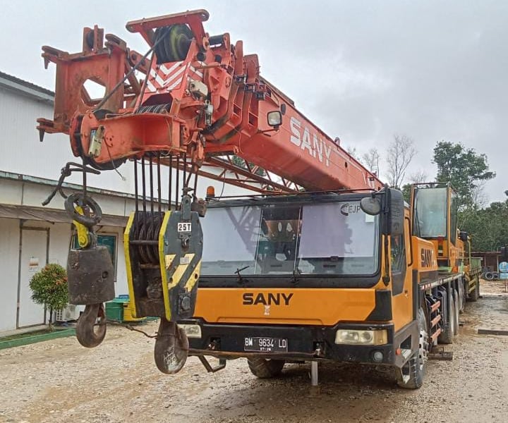 crane-25-ton untuk kontruksi